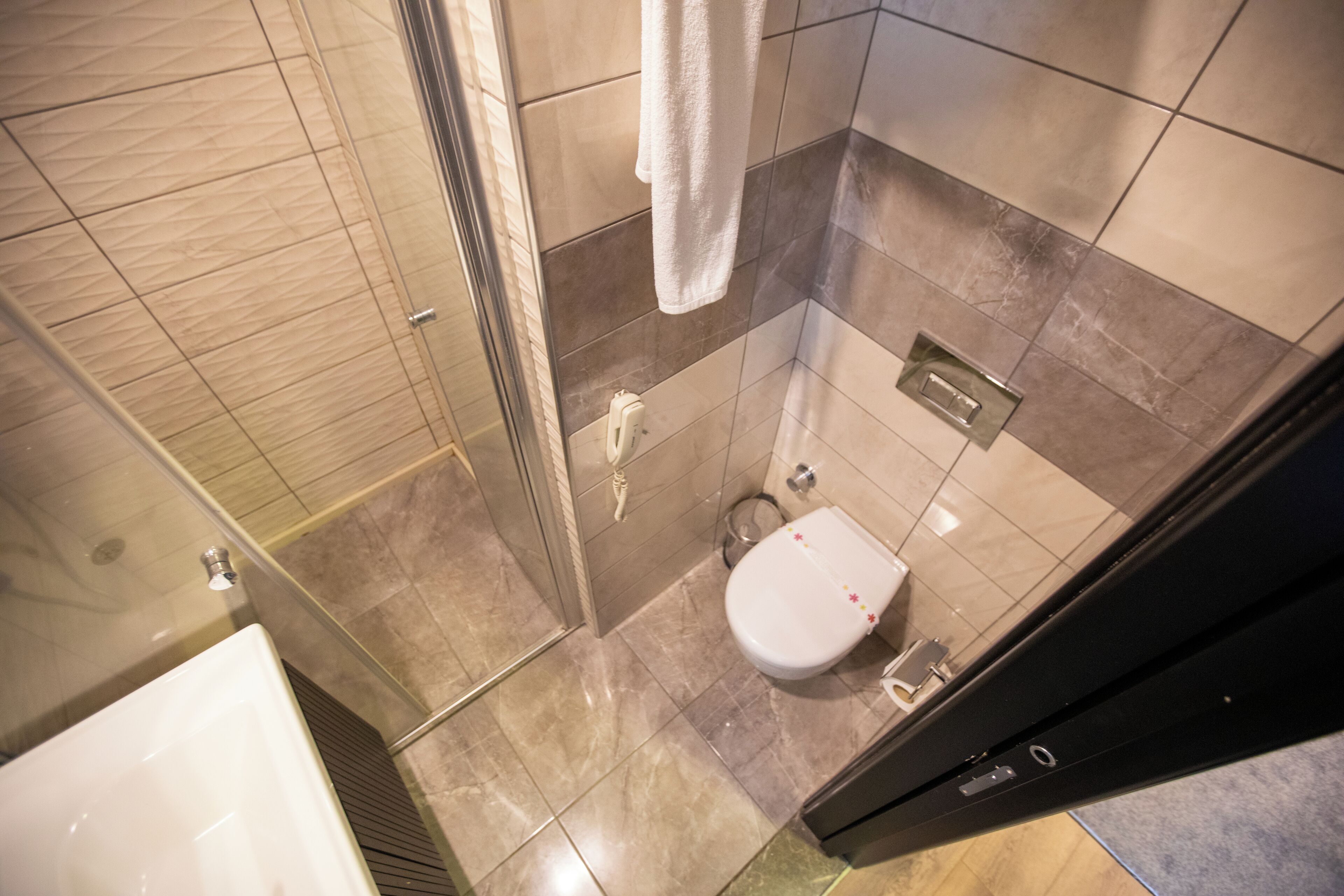 Un baño moderno con ducha, inodoro y lavamanos.