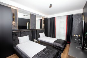 Standard-Zweibettzimmer, Stadtblick | Zimmersafe, laptopgeeigneter Arbeitsplatz, Verdunkelungsvorhänge