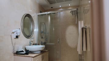 Kamar Double Mewah, 1 Tempat Tidur King, Bebas Asap Rokok, pemandangan kota | Kamar mandi | Shower, perlengkapan mandi gratis, pengering rambut, dan sandal