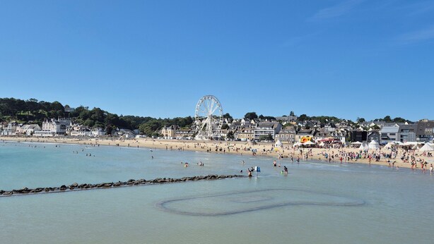 A beach with a Ferris wheel, clear skies, and a rocky shoreline. - Escapade Bretonne - Binic, beaches and old port. Large garden, high-speed wifi. (Binic-Étables-sur-Mer)