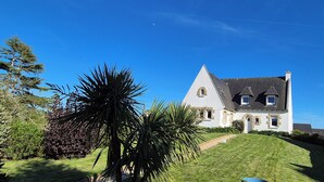 A large house with a steeply pitched roof, a small porch, and a well-maintained lawn. - Escapade Bretonne - Binic, beaches and old port. Large garden, high-speed wifi. (Binic-Étables-sur-Mer)