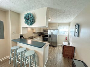 ثلاجة، ميكروويف، فرن، موقد طهي مسطح