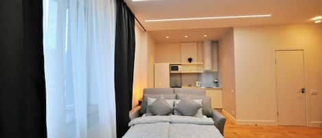 Desk, iron/ironing board, WiFi, bed sheets