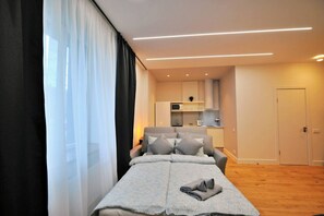 Desk, iron/ironing board, WiFi, bed sheets