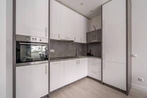 Fridge, oven, stovetop, dishwasher