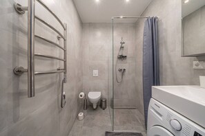 Een haardroger, handdoeken