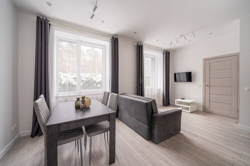 To the beach & park 1 min. One bedroom apartment