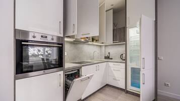 Fridge, oven, stovetop, dishwasher