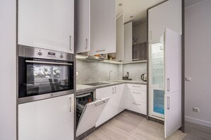 Fridge, oven, stovetop, dishwasher