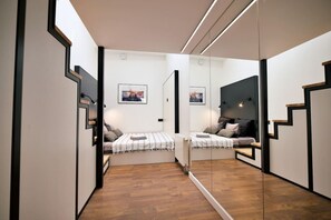 Escritorio, tabla de planchar con plancha, wifi y ropa de cama 