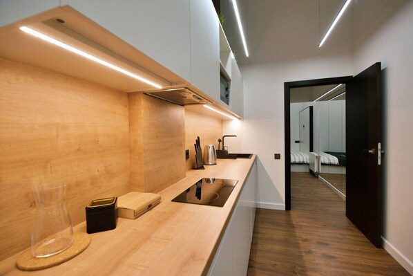 Køleskab, mikrobølgeovn, kogeplade, opvaskemaskine