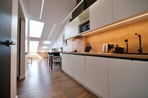 Refrigerador, microondas, placa de cocina, lavavajillas