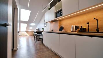 Refrigerador, microondas, parrilla de estufa y lavavajillas