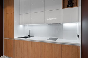 Køleskab, mikrobølgeovn, ovn, kogeplade