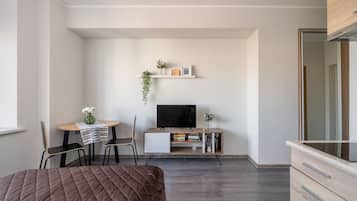 1 habitación, escritorio, tabla de planchar con plancha y wifi