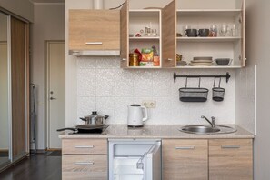 Een koelkast, een kookplaat, een koffiezetapparaat/waterkoker
