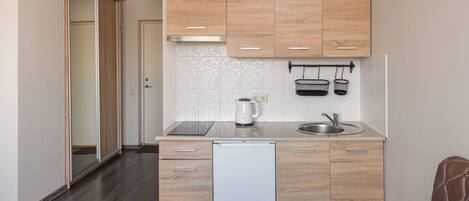 Frigorifero, piano cottura, macchina per tè/caffè