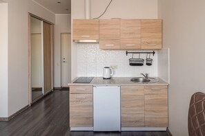 Réfrigérateur, plaque de cuisson, cafetière/bouilloire