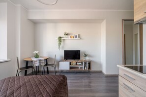 1 bedroom, desk, iron/ironing board, WiFi