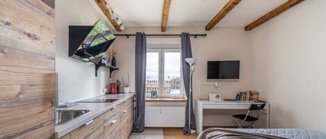 1 habitación, escritorio, tabla de planchar con plancha y wifi