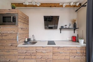 Køleskab, mikrobølgeovn, kogeplade, køkkentøj/tallerkener/redskaber