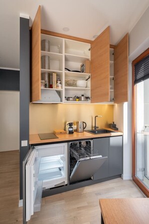 Fridge, microwave, stovetop, dishwasher