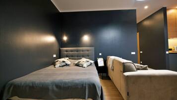 1 dormitorio, escritorio, tabla de planchar con plancha y wifi