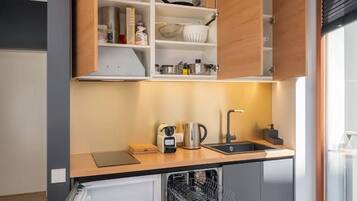 Frigorífico, microondas, placa de cocina y lavavajillas