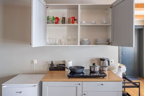 Geladeira, micro-ondas, cooktop, lava-louças