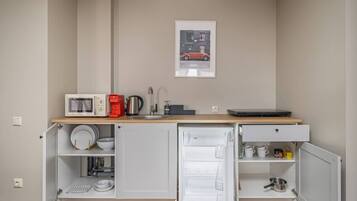 Kühlschrank, Mikrowelle, Herdplatte, Geschirrspüler