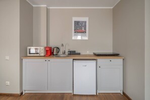 Geladeira, micro-ondas, cooktop, lava-louças