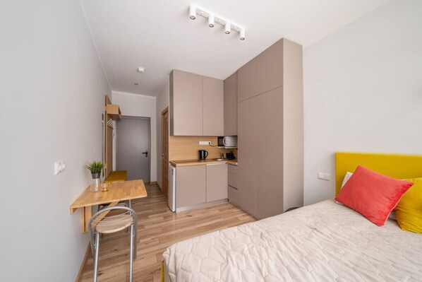 1 chambre, bureau, chambres insonorisées, fer et planche à repasser