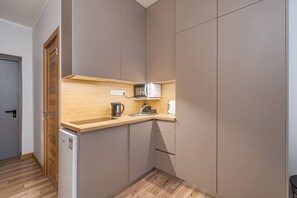 Fridge, microwave, stovetop, cookware/dishes/utensils