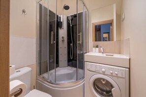 Kostenlose Toilettenartikel, Haartrockner, Handtücher, Toilettenpapier