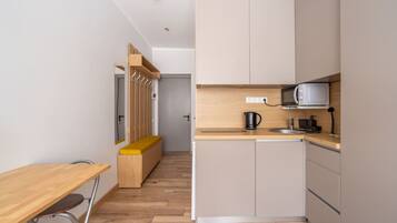 Kühlschrank, Mikrowelle, Herdplatte, Kochgeschirr/Geschirr/Besteck