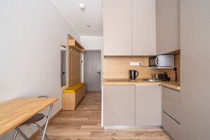 Fridge, microwave, stovetop, cookware/dishes/utensils - Dzintaru studio apartment (Jūrmala)