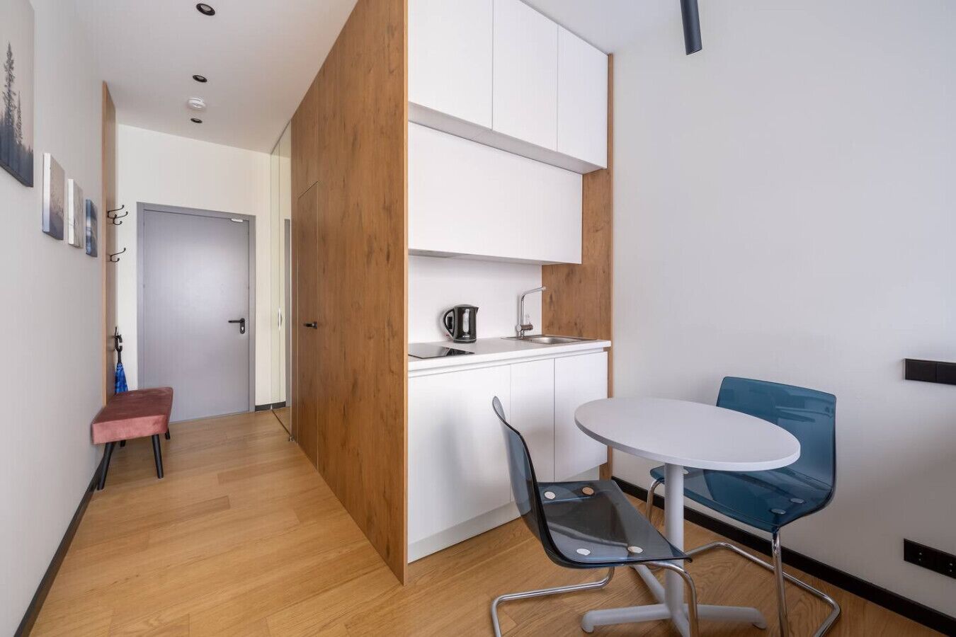 Frigorífico, microondas, placa de cocina y utensilios de cocina