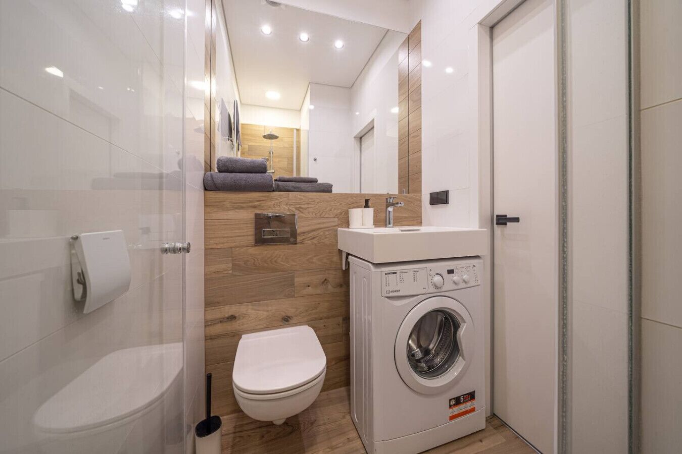 Haartrockner, Handtücher, Toilettenpapier