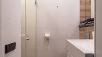 Haartrockner, Handtücher, Toilettenpapier
