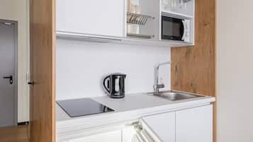 Een koelkast, een microgolfoven, een kookplaat