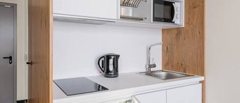 Réfrigérateur, micro-ondes, plaque de cuisson