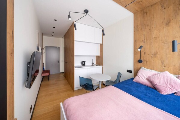 Desk, soundproofing, iron/ironing board, free WiFi