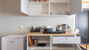 Kühlschrank, Mikrowelle, Herdplatte, Geschirrspüler