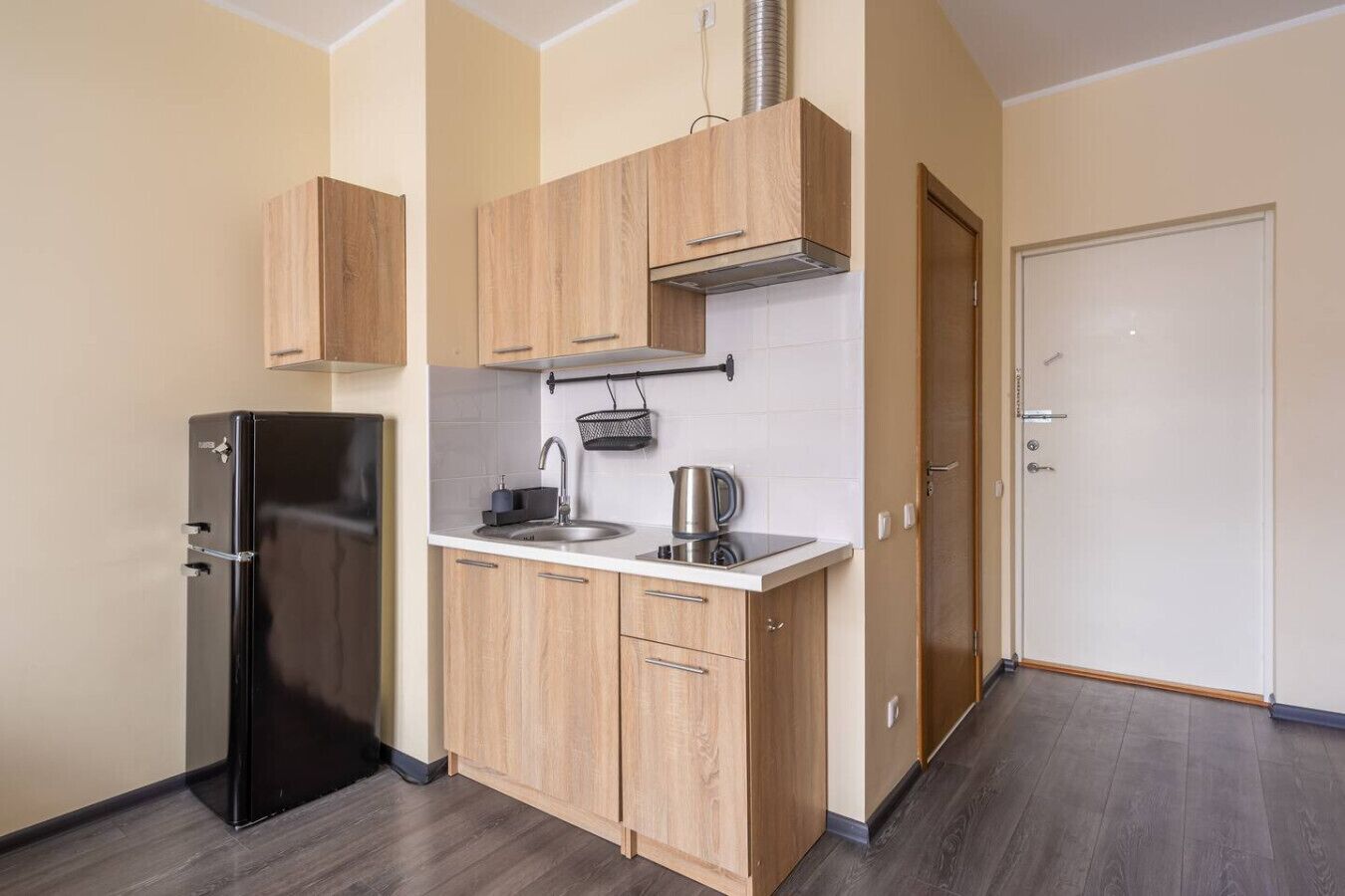 Frigorifero, piano cottura, pentole/stoviglie/utensili, tavolo da pranzo