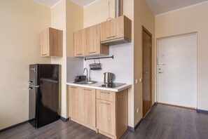 Refrigerador, parrilla de estufa, utensilios de cocina y comedor 