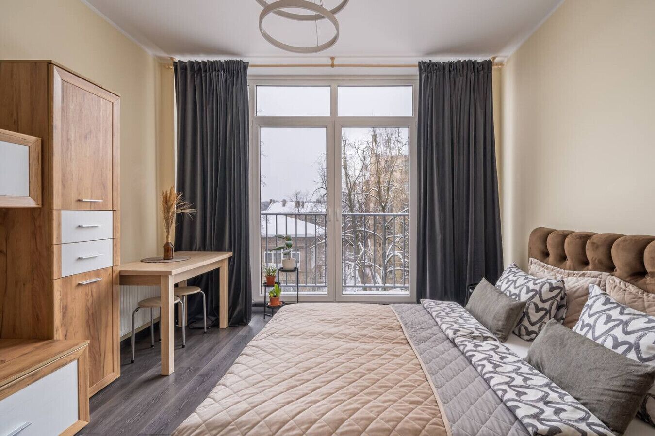 Desk, iron/ironing board, WiFi, bed sheets