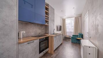 Jääkaappi, liesi, keittoastiat/astiat/ruokailuvälineet, ruokailupöytä