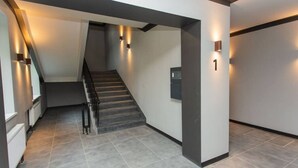 Ein modernes Interieur mit Treppe, einer an der Wand montierten Stromdosenleiste und einem Schild mit der Nummer 1.