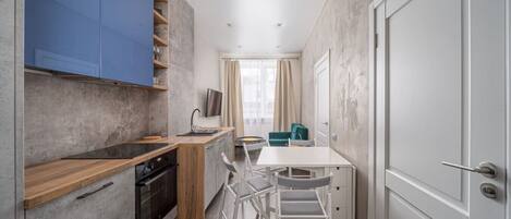 Kühlschrank, Herdplatte, Kochgeschirr/Geschirr/Besteck, Esstisch