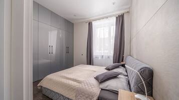 Escritorio, tabla de planchar con plancha, wifi gratis y ropa de cama